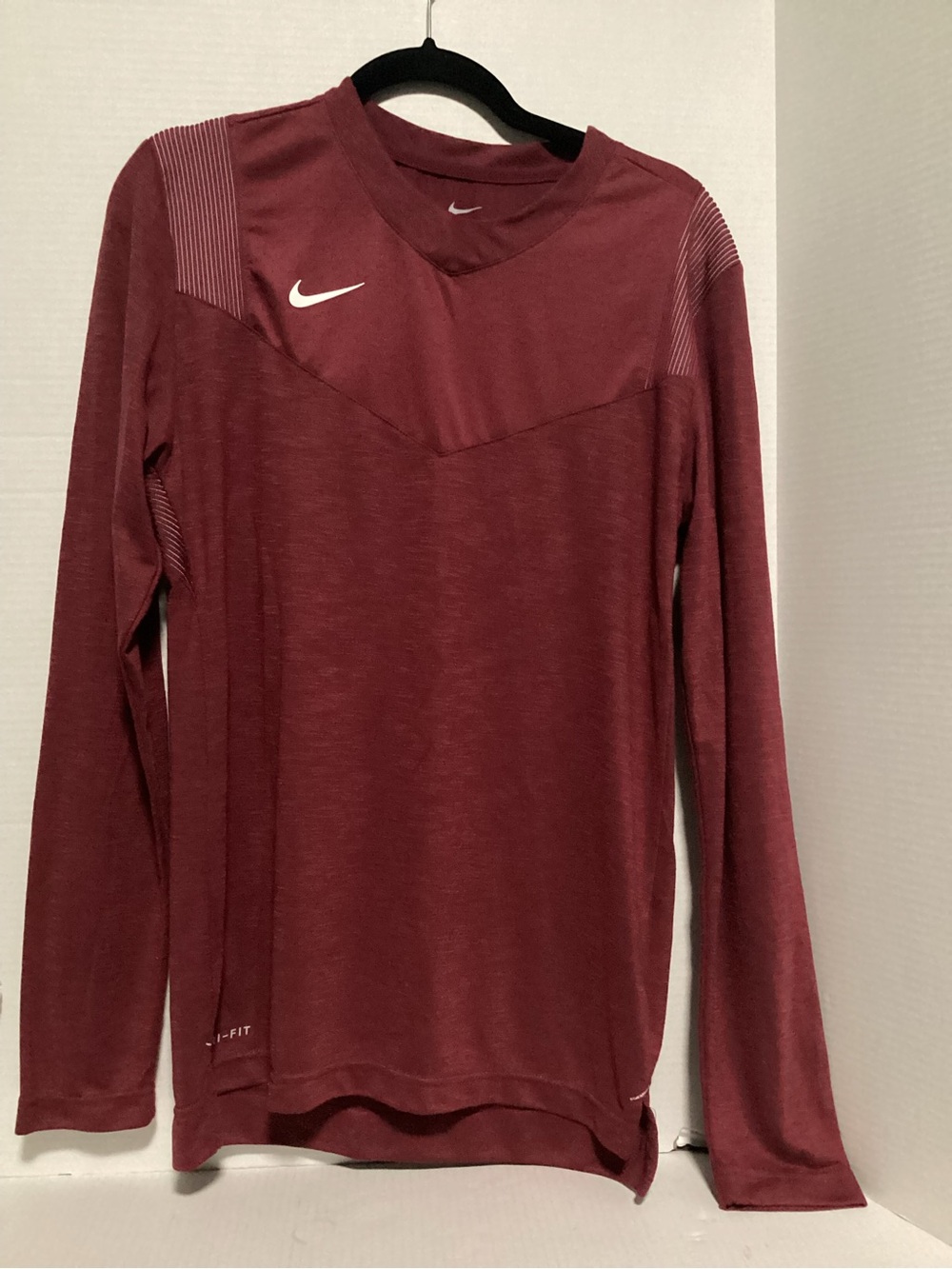Nike Long-Sleeve Dri-FIT Crew in Maroon Size S like new